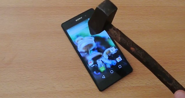 Рис. 5 – демонстрация удароустойчивости смартфона