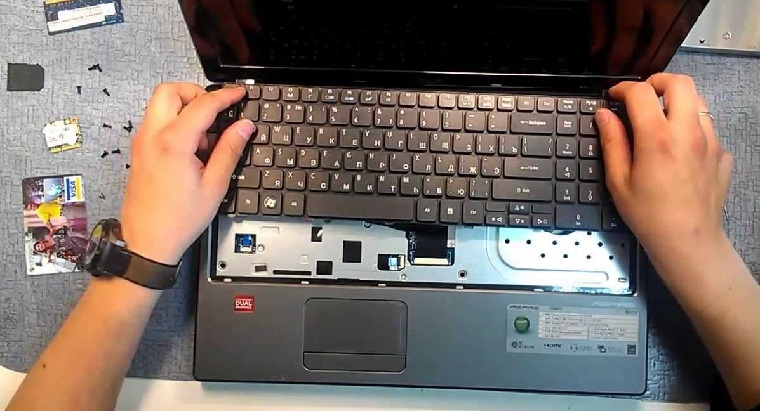 Процесс снятия клавиатуры с ноутбука