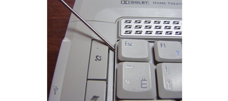 Поддевание угла клавиатуры при помощи шила (отвертки)