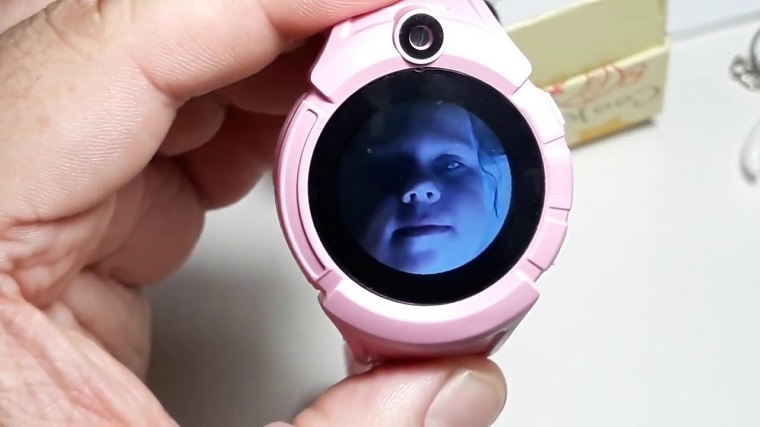 Селфи-снимок через встроенную камеру на детских умных часах