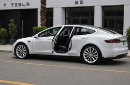 Проблемы с дверными ручками Tesla: компания работает над решением